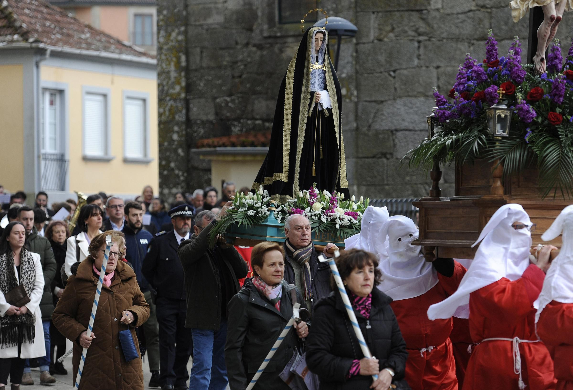 La procesión de los Dolores en Silleda fue en torno al templo.