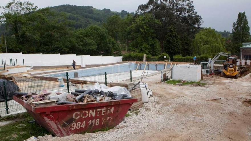 Aprobada la aportación para las piscinas, que siguen en obras