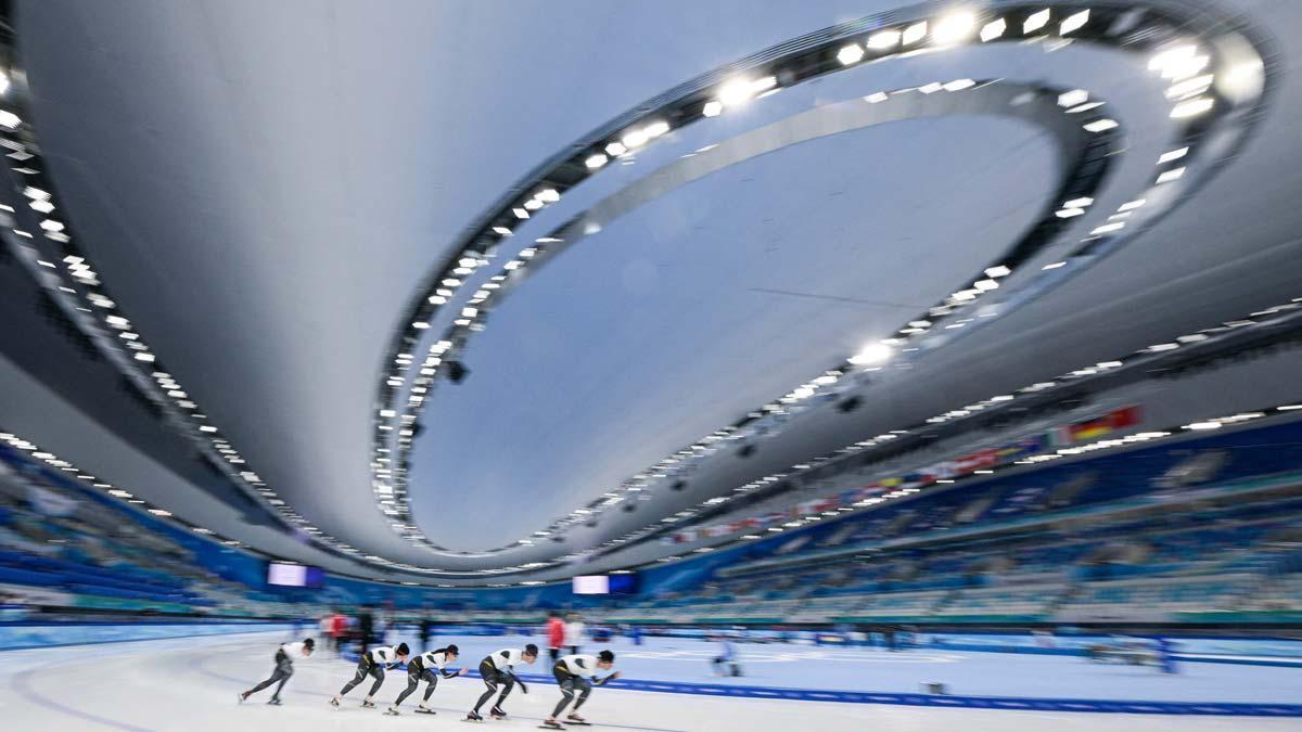 Atletas japoneses participan en una sesión de entrenamiento en las instalaciones de patinaje de velocidad, en Pekín.
