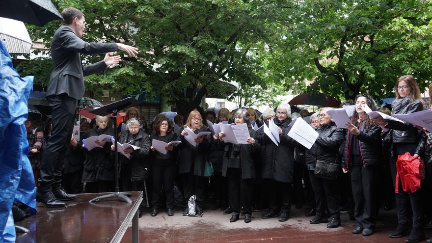 300 veus homenatgen Anselm Clavé a Manresa en un acte emotiu, però passat per aigua