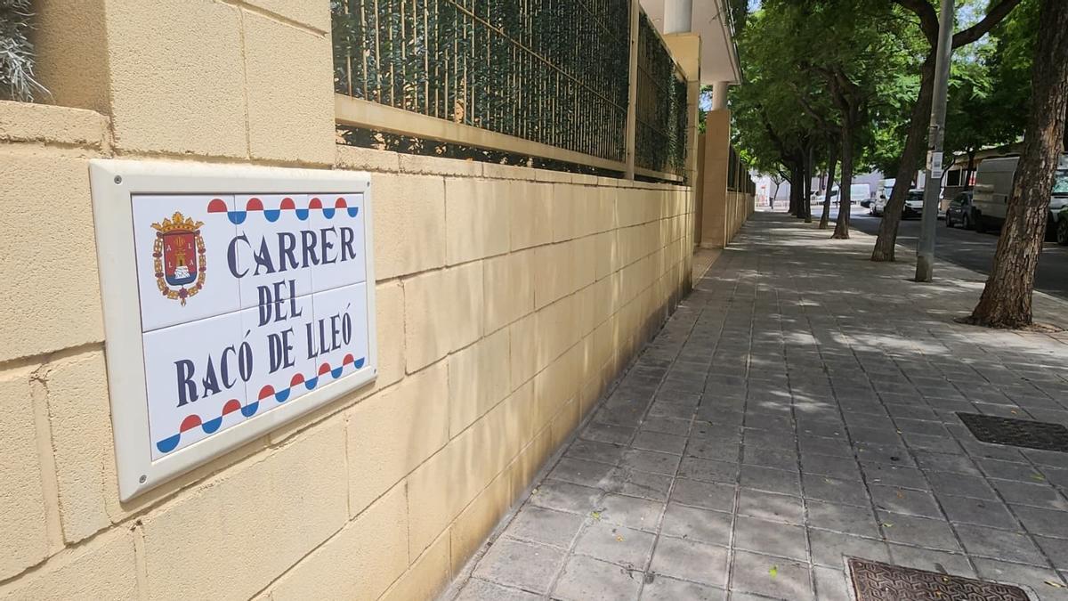 Más de cien placas de calles en Alicante con errores en el nombre
