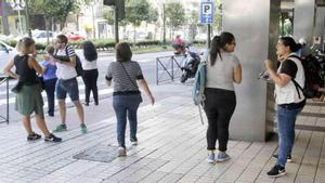 Captadores de socios para una ONG trabajan en las calles de Vigo.