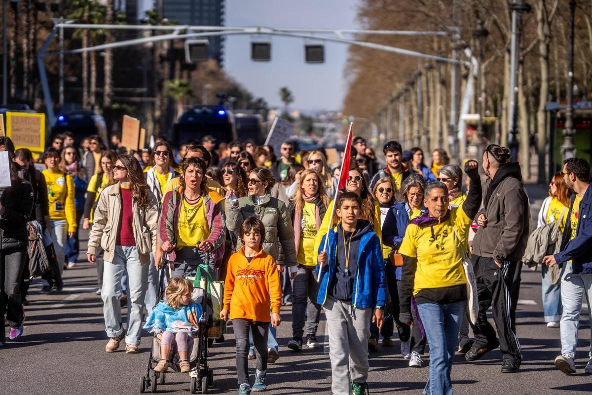 La manifestación de profesores toma el centro de Barcelona