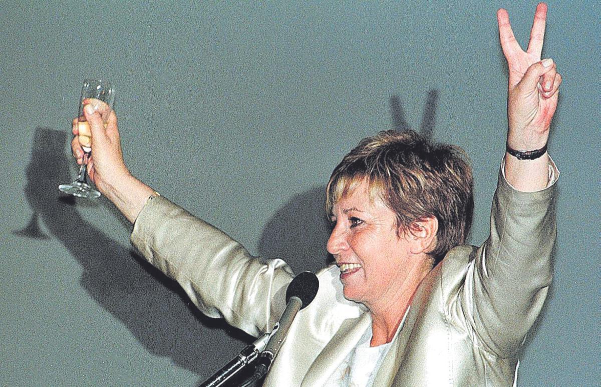 Celia Villalobos saluda triunfal tras ser elegida alcaldesa de Málaga en las elecciones de 1995