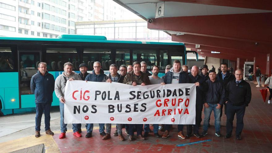 Personal de Arriva protesta en A Coruña por el mal estado de la flota de autobuses