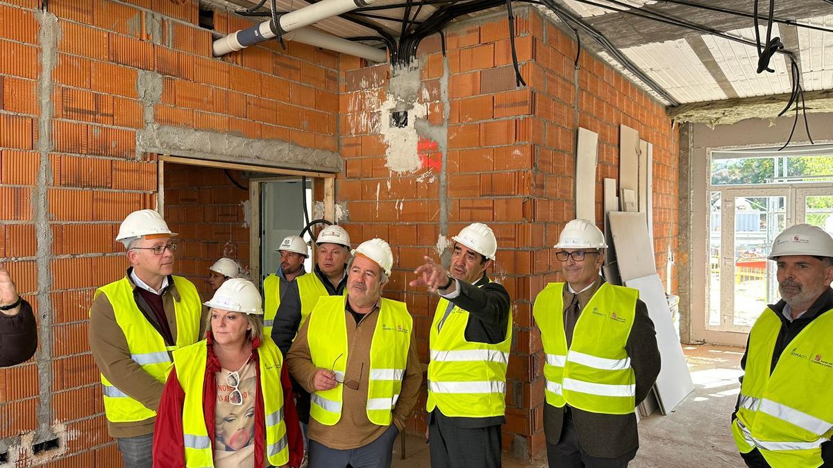 El alcalde y el consejero de Medio Ambiente, Vivienda y Ordenación del Territorio, en el centro, durante la visita a las viviendas colaborativas de Vista Alegre que se construyen en suelo cedido por el Ayuntamiento.