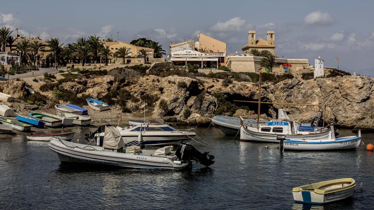 Embarcaciones en la isla de Tabarca.