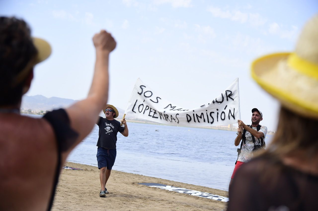 Miles de murcianos forman una cadena humana que rodea al Mar Menor en señal de protesta