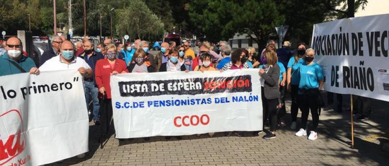 Participantes en la concentración organizada ayer en Riaño.