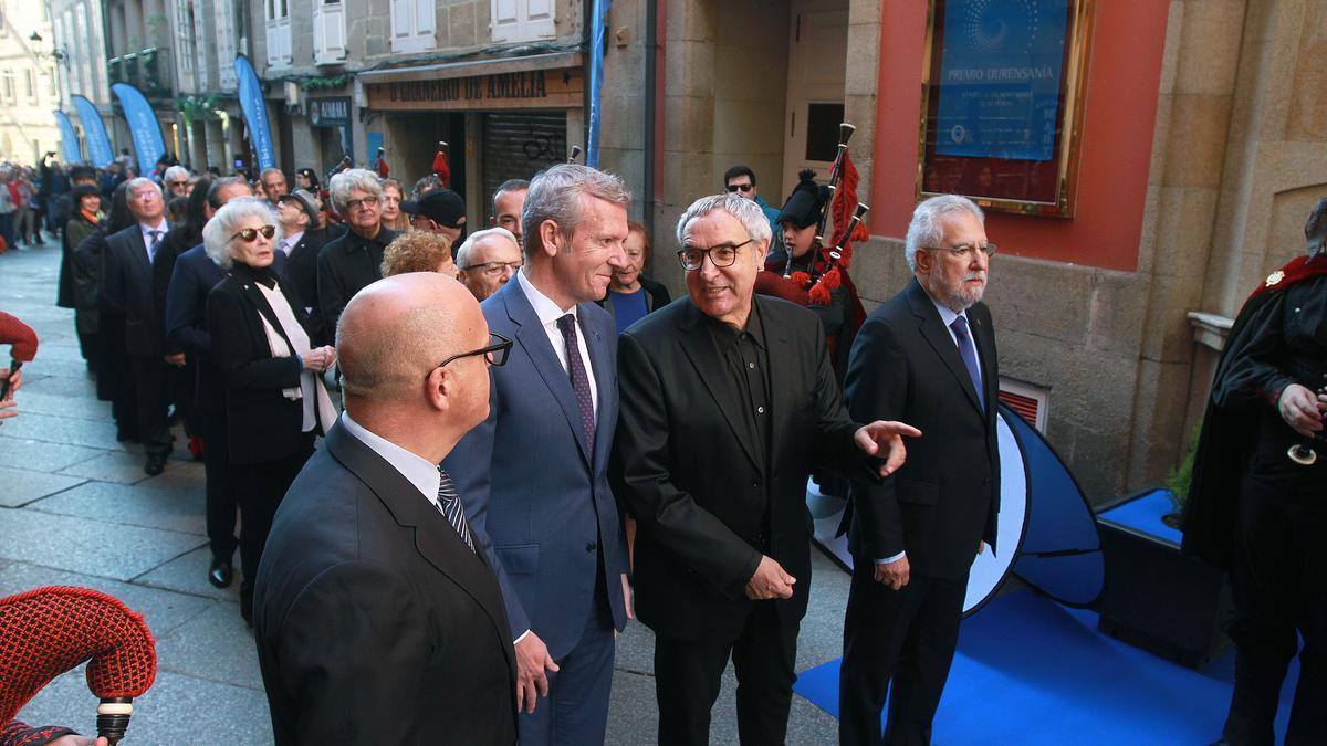 Outumuro, junto a las autoridades, a la llegada de la comitiva al Teatro Principal.