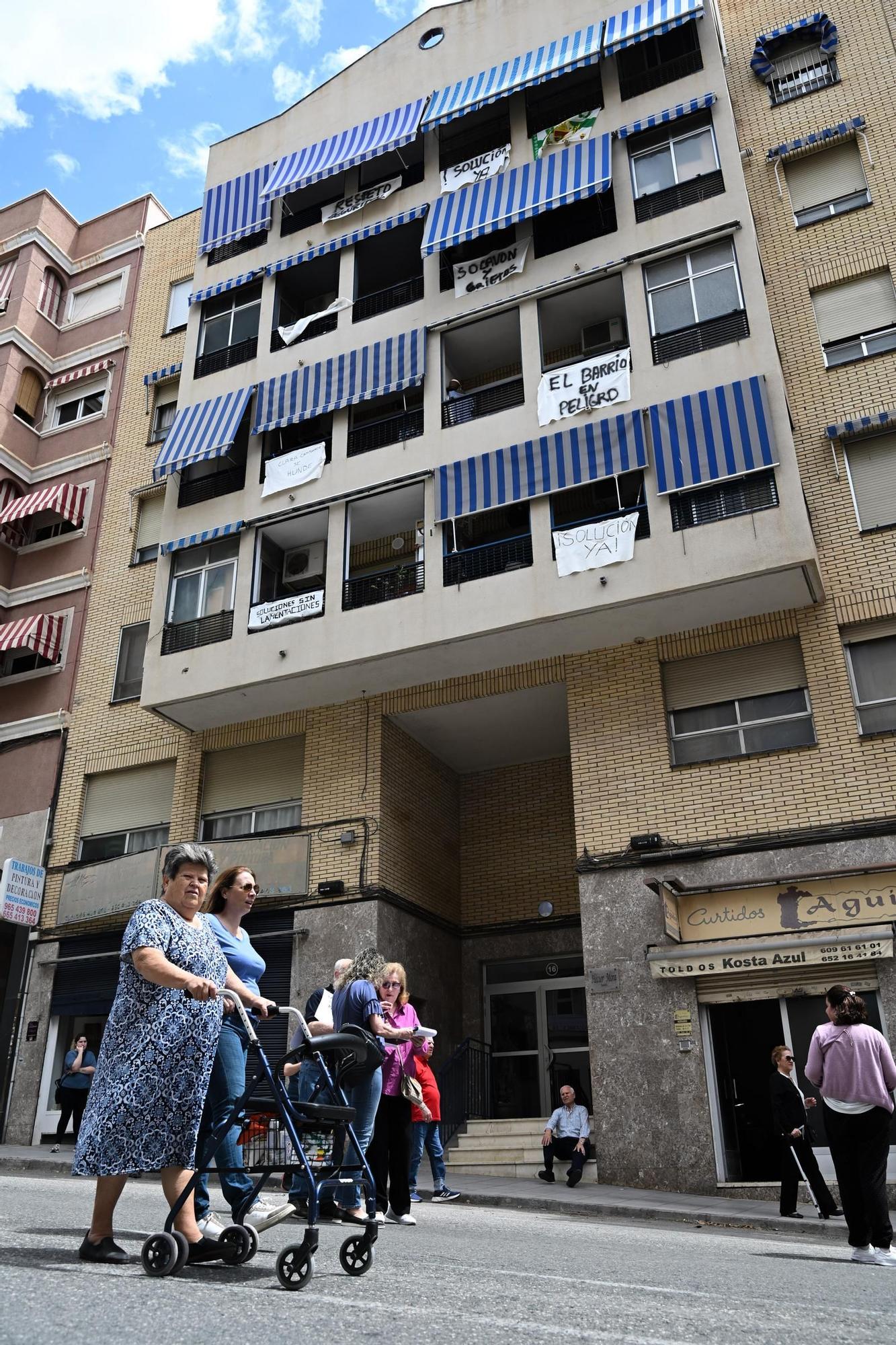 Vecinos se manifiestan pidiendo soluciones tras los hundimientos en la calle Clara Campoamor en Elche