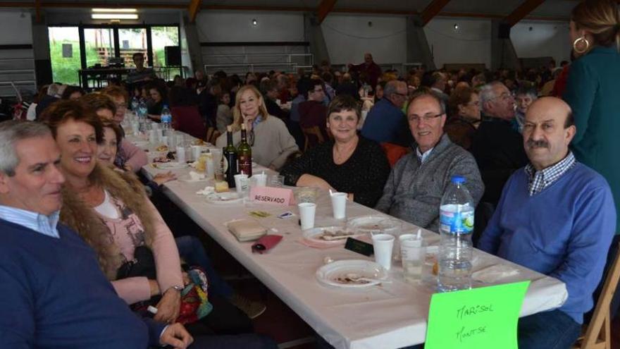 Por la derecha, Andrés Fernández, Guillermo Camblor y Chelines Sánchez. A la izquierda, Pedro Rodríguez y Gloria Soberón, entre los invitados de la comida de ayer en Colombres.