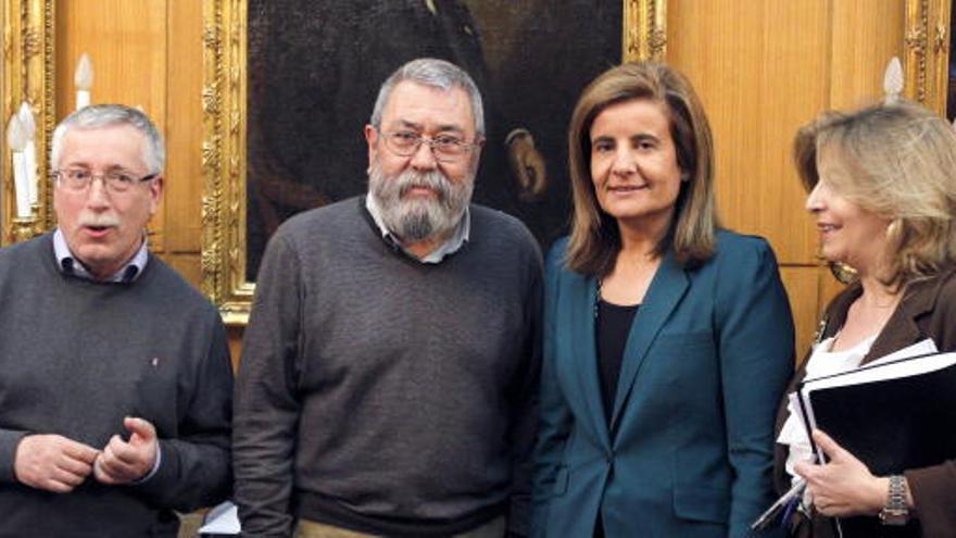 Báñez junto a Toxo y Méndez en la sede del departamento de Empleo en Madrid.