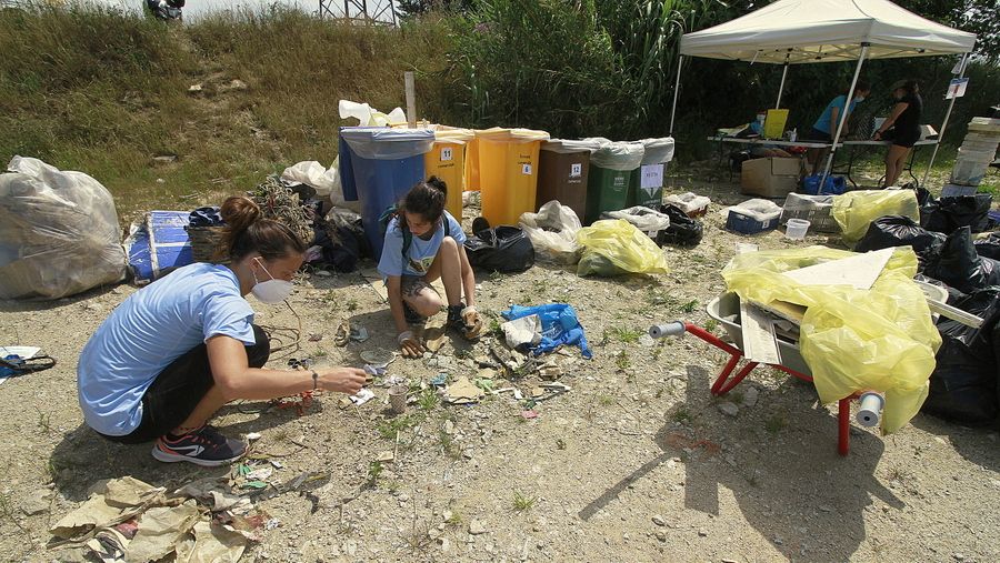 Uns 700 voluntaris recullen més d'una tona de residus a Blanes