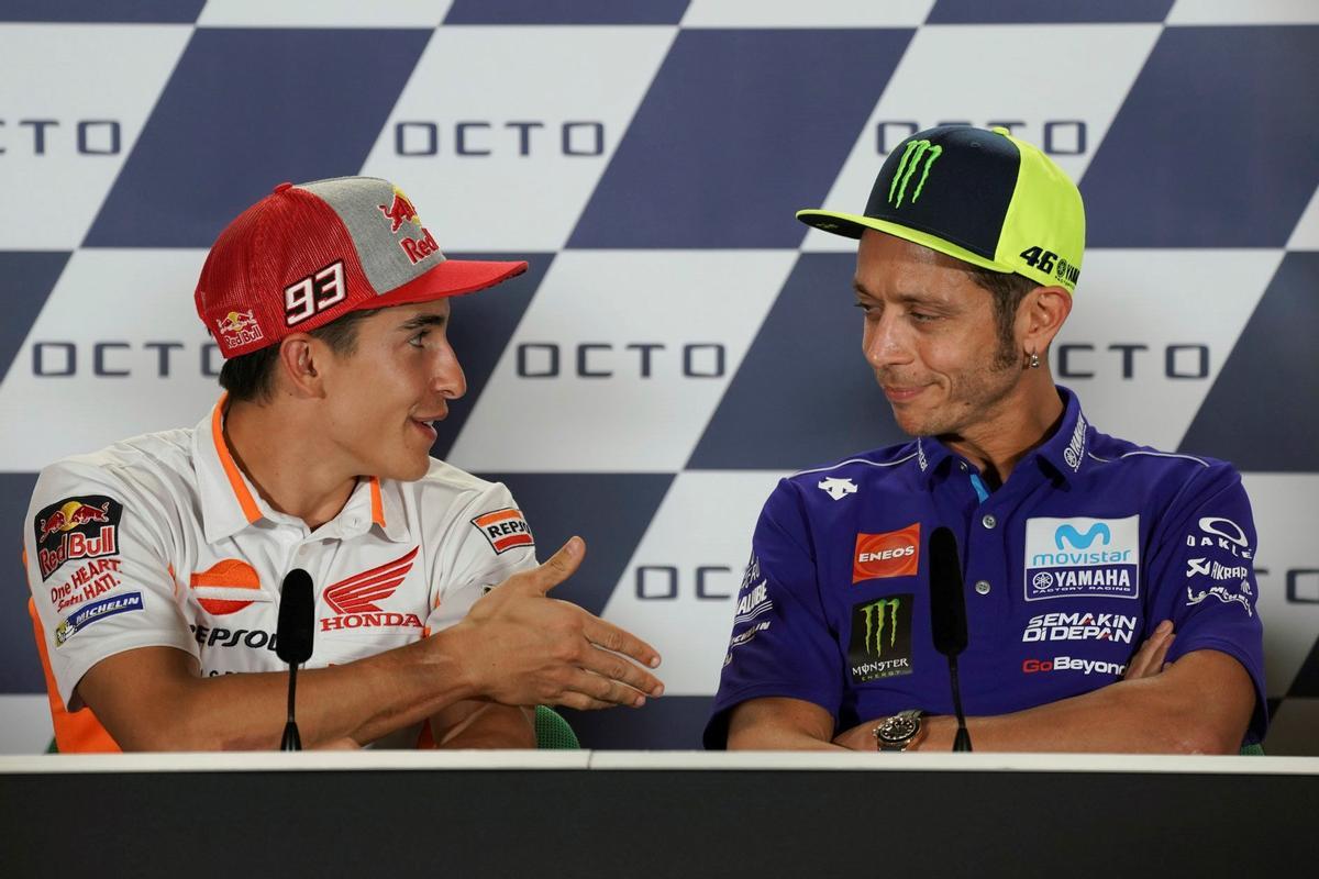 Valentino Rossi se niega a estrechale la mano a Marc Márquez en el GP de San Marino en 2018.