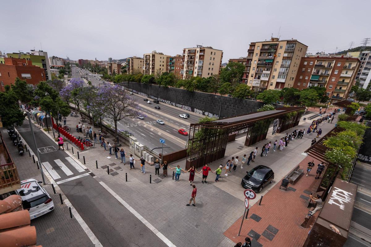 Reclaman con una cadena humana en Trinitat Nova i Vella para reclamar el alargamiento de la L3