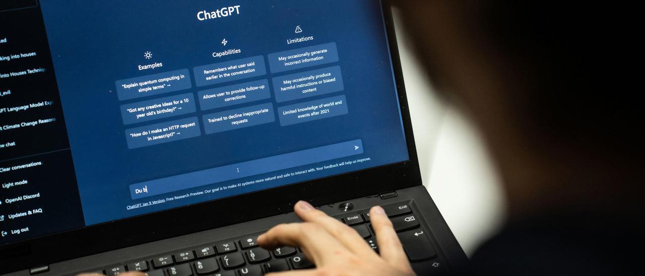 Una persona fa servir l&#039;eina Chat GPT