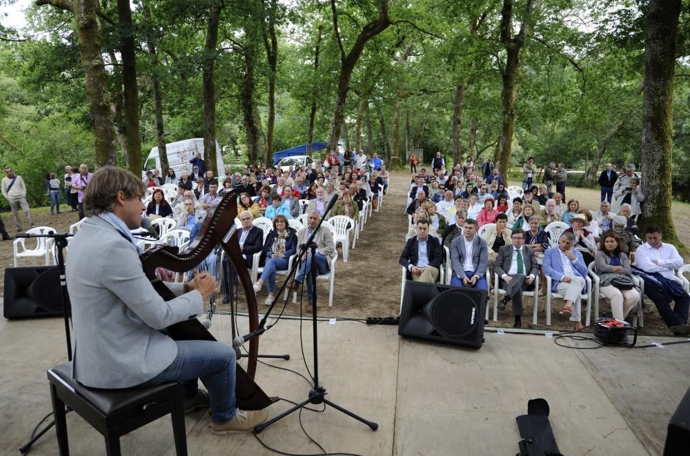 La Fundación Xosé Neiras Vilas celebra hoy su Xuntanza de Confraternidade con motivo del XXV aniversario de su creación. Hasta las Ínsuas de Gres (Vila de Cruces) se acercaron diferentes artistas.