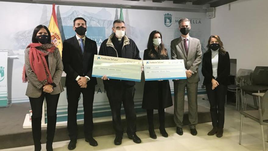 Entrega del cheque en beneficio de Cáritas y CADI.