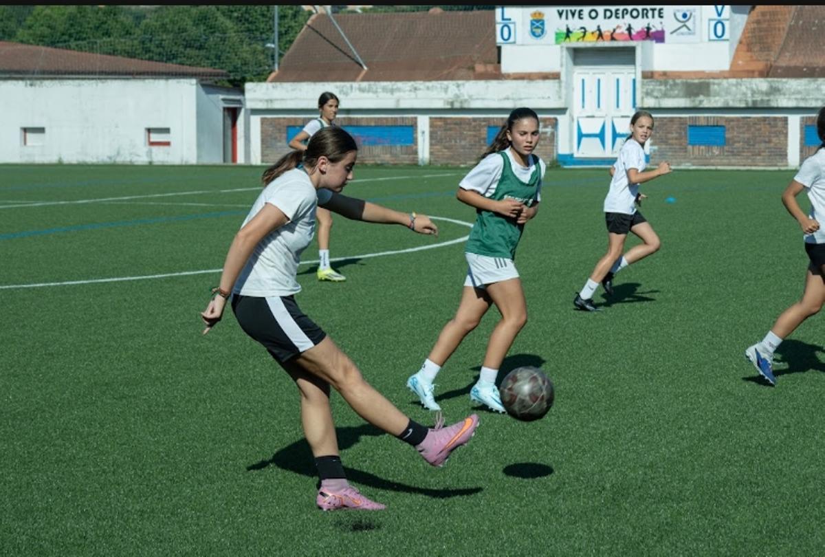 Entrenamiento este viernes en el campo del Gondomar.