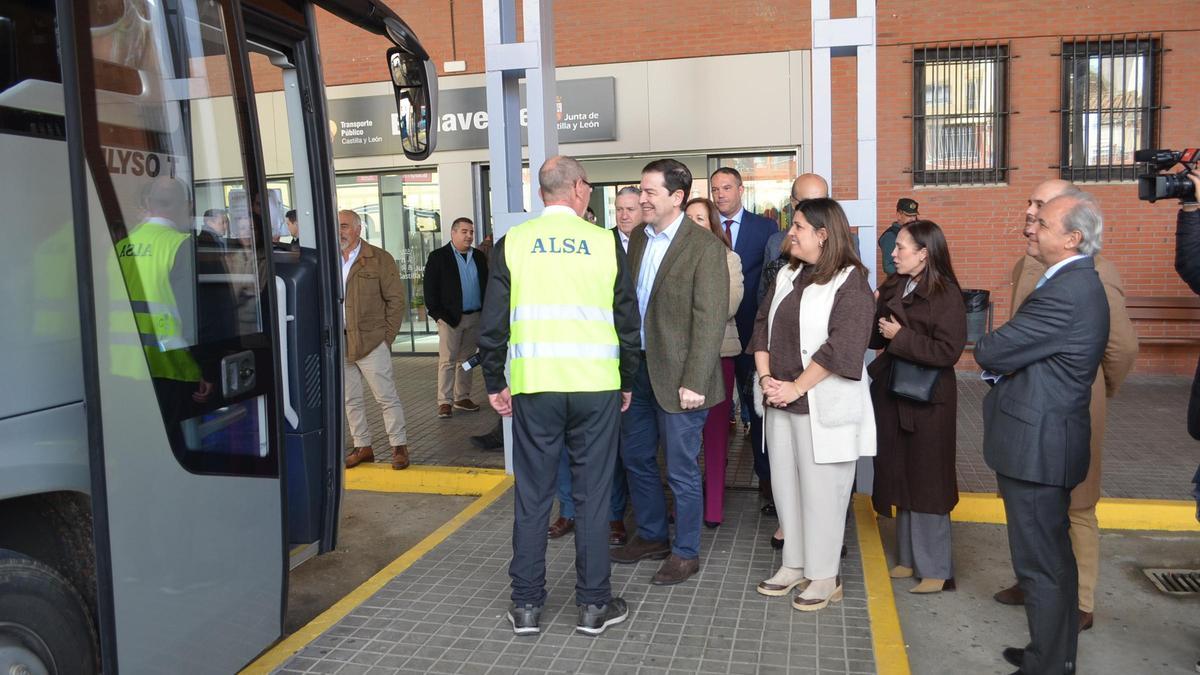 El presidente de la Junta conversando con un trabajador de una de las líneas regulares.