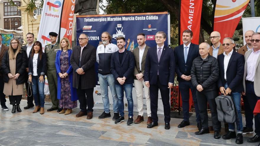 Momento de la presentación de la prueba con patrocinadores, representantes del Ayuntamiento y la Comunidad, y los organizadores. | JUAN CARLOS CAVAL