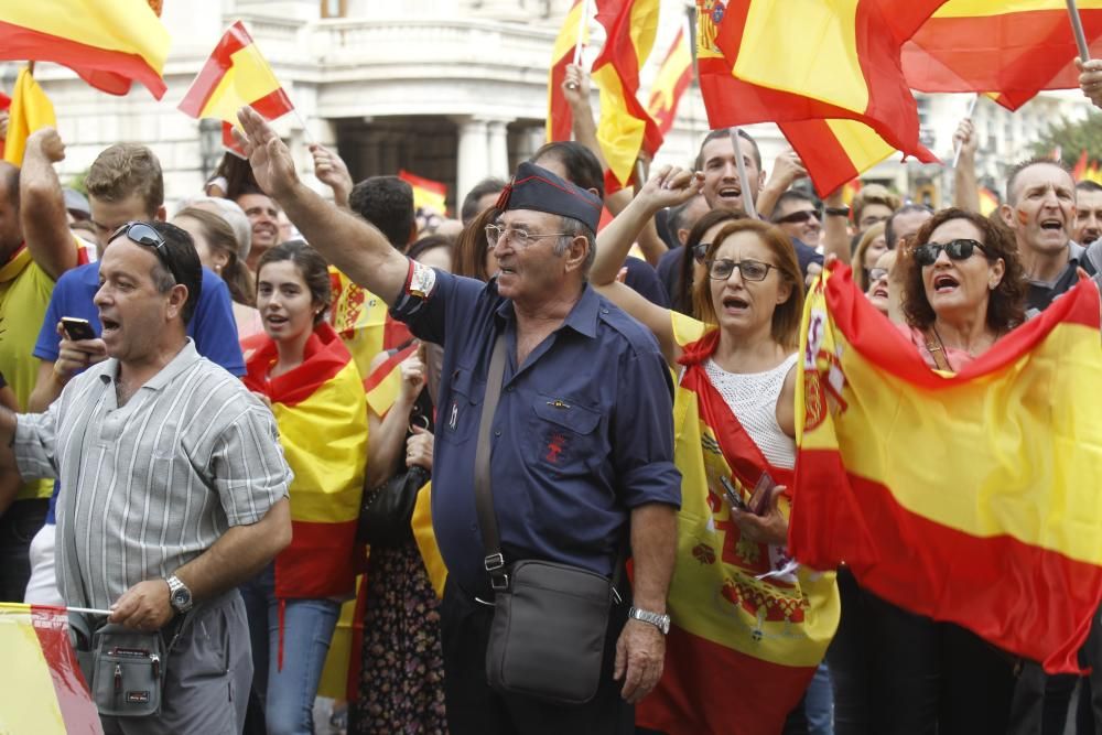 Caravana de vehículos con banderas españolas en València