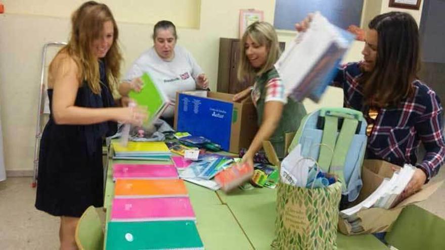 Las AMPA de los colegios Laviada y Rey Pelayo reciben material escolar