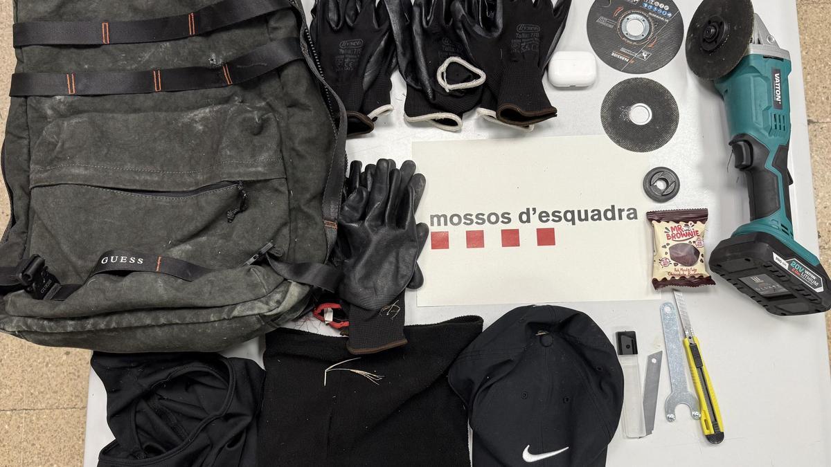 El material que el detingut de Garrigàs duia a la motxilla i que s'utilitza per cometre robatoris en camions.