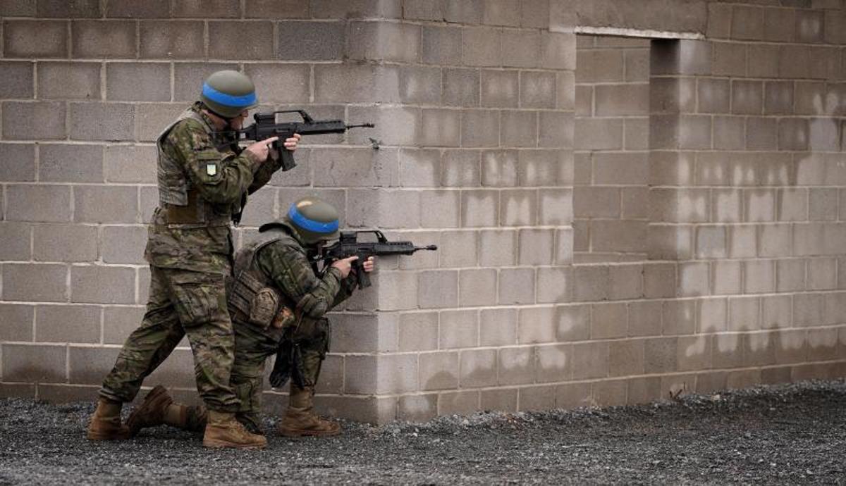 Dos soldados ucranianos se adiestran en combate urbano en un barrio simulado en el campo de maniobras de la Academia de Infantería de Toledo.
