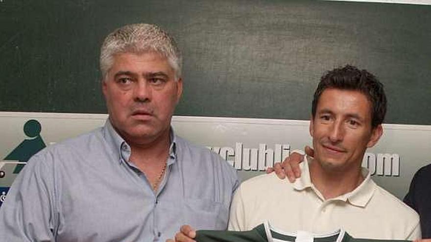 José Querido y Pedro Alves posan con la camiseta del liceo. / diana díaz