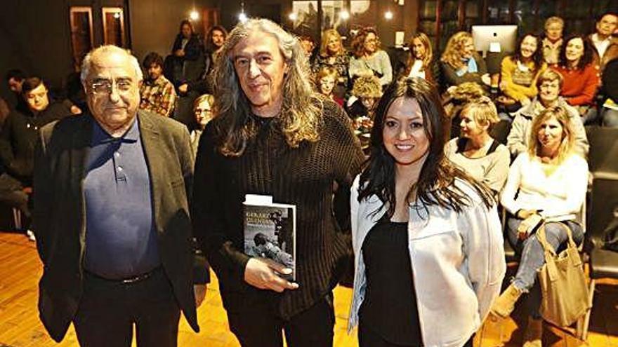 Quim Nadal, Gerard Quintana i Marcela Topor presenten el llibre a la sala La Planeta.