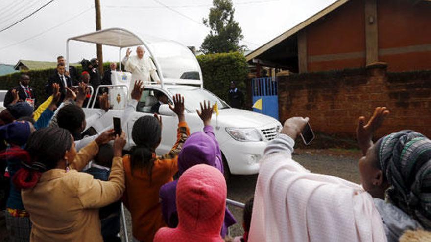 El Papa visita el barrio chabolista de Kangemi.