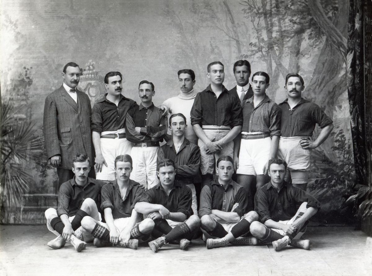 Los futbolistas del FC Barcelona en la temporada 1909-1910 con Hans Gamper el primero arriba por la izquierda