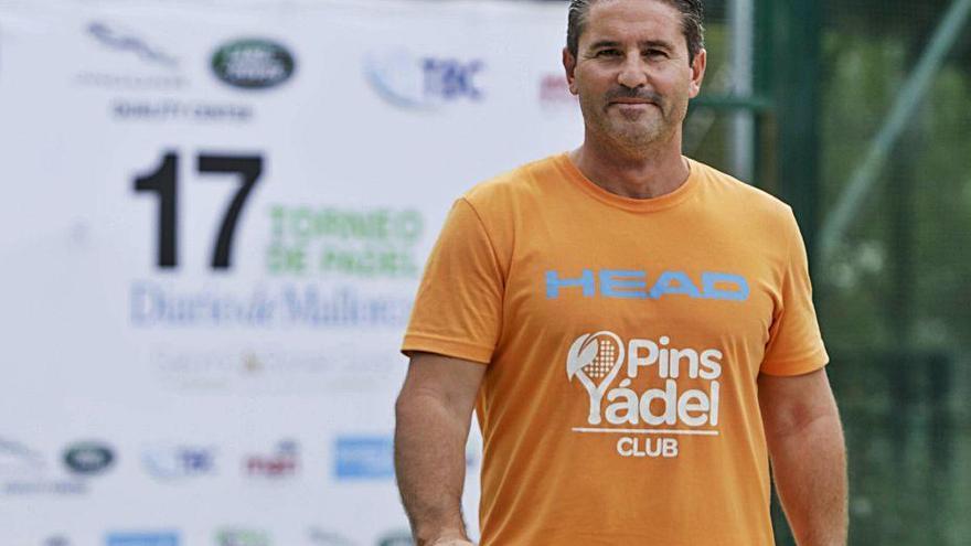 Carlos Cabot posa en una de las pistas del Pins Padel Club.