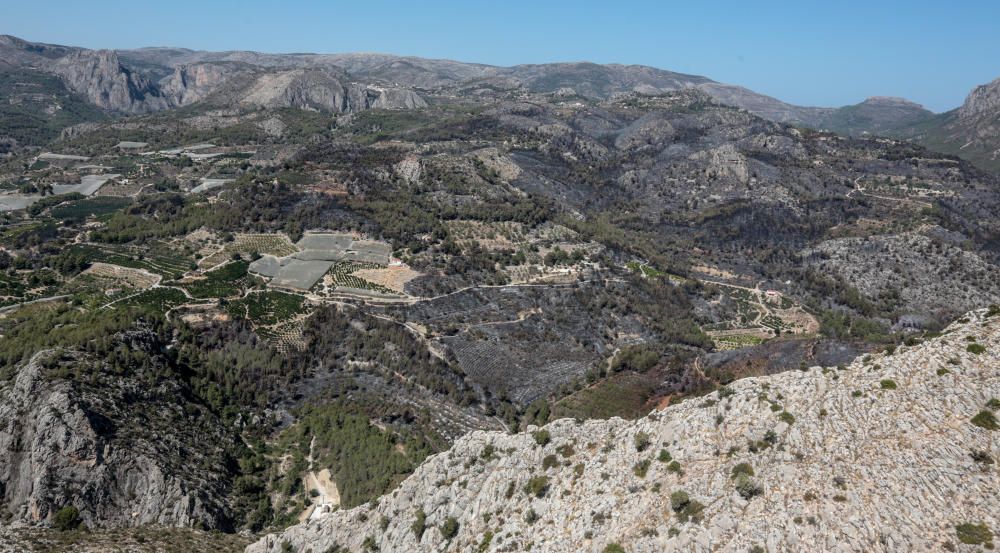 Vistas aéreas del incendio de Bolulla