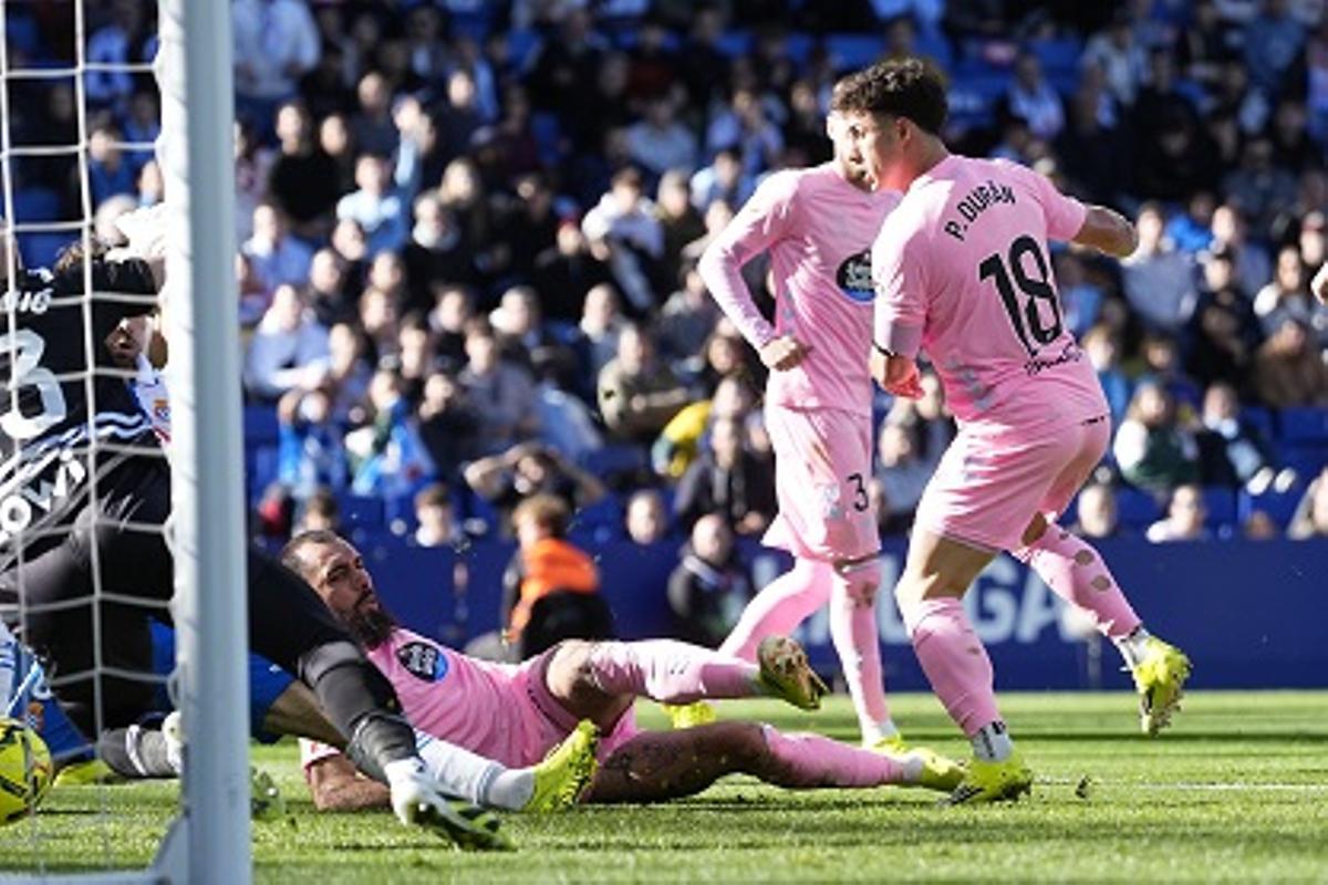 Borja Iglesias remata en el gol injustamente anulado en Cornellá.