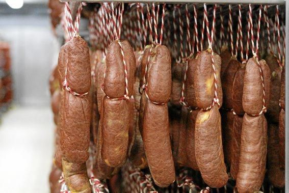 Kleine Ökonomie der Streichwurst: Neben der handwerklich gefertigten Variante gibt es auch eine Großproduktion. Marktführer ist seit Jahrzehnten El Zagal.