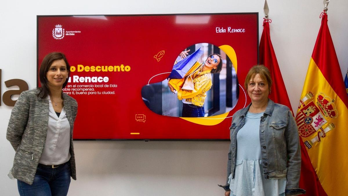 La concejala de Comercio de Elda, Silvia Ibáñez, y la técnico Rosa Díez durante la presentación de la segunda edición del Bono Descuento de Elda.