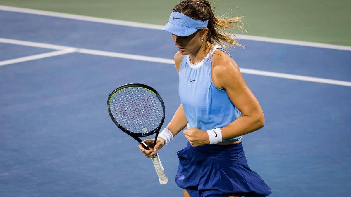 Paula Badosa celebra un punto en su duelo ante Elena Rybakina.