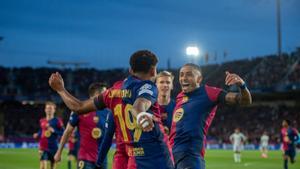 Lamine y Raphinha celebran el primer gol contra el Benfica.