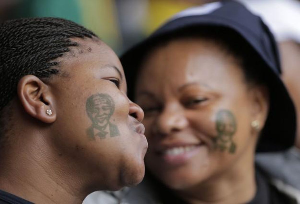 Tatuatges de Mandela adornen les cares de dues noies assistents a la cerimònia.