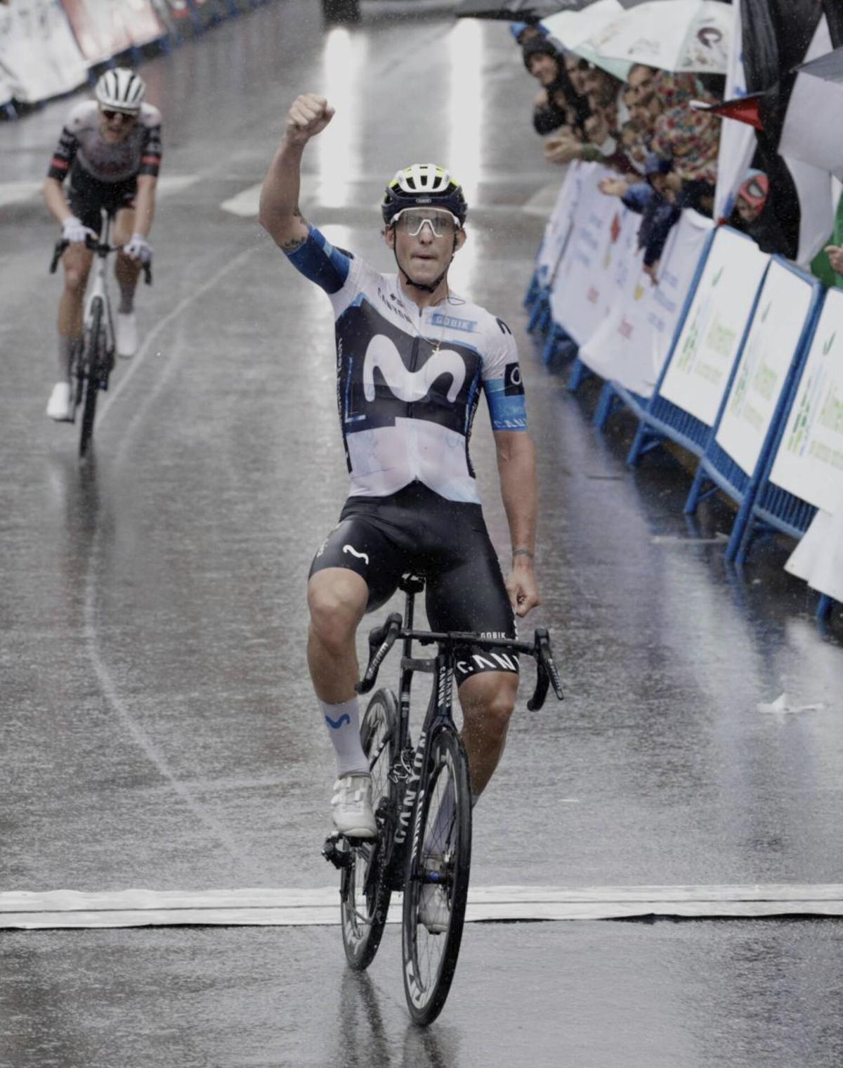 Iván García Cortina celebra su victoria el año pasado en la Vuelta a  Asturias, en Pola de Lena.