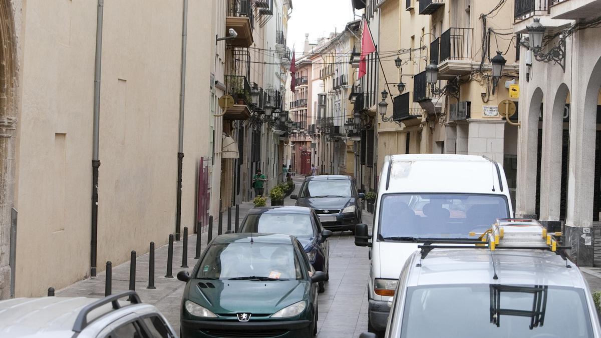 Vehículos en una calle del centro histórico de Xàtiva, donde la asociación vecinal pide la pacificación del tráfico.