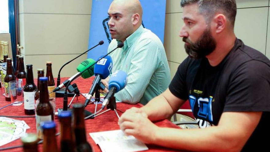 El concejal de Festejos, Jesús Martínez Salvador, y el organizador del festival cervecero, Serxu Solares, ayer, durante la presentación.