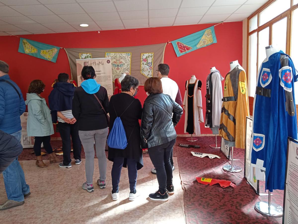 La exposición itinerante 'Jaume I más allá de la leyenda' se ha podido visitar en la Plaza Mayor de Mascarell.