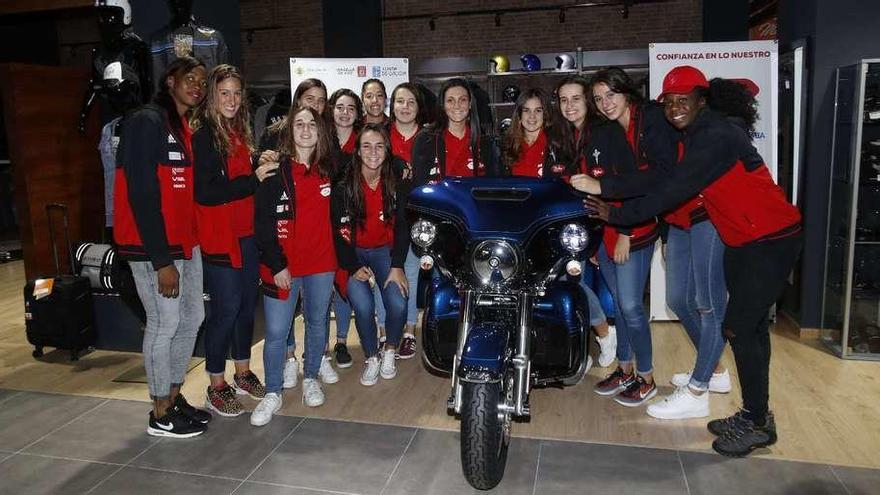 Las jugadoras del Celta Zorka, junto al alcalde de Vigo, Abel Caballero, ayer en su presentación en las instalaciones de Harley Davidson. // R.Grobas