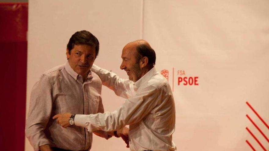 Saludo entre Alfredo Pérez Rubalcaba y Javier Fernández, en el mitin de ayer, en Gijón.