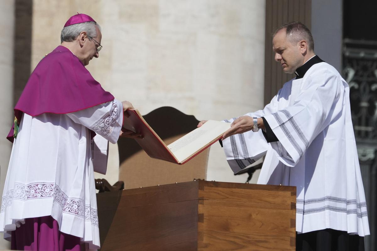The coffin of Pope Francis is carried into St. Peters Square during his funeral ceremony, at the Vatican, Saturday, April 26, 2025. (AP Photo/Alessandra Tarantino). EDITORIAL USE ONLY/ONLY ITALY AND SPAIN