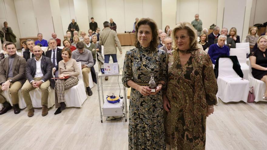 María Ureña González del Valle, a la izquierda, y Maritina Medio, durante el homenaje.  | MARCOS LEÓN